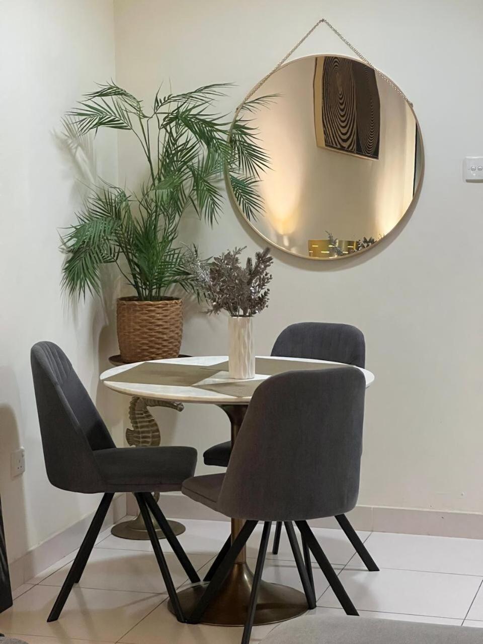 Appartamento Luxury One Bedroom In Marina Dubai