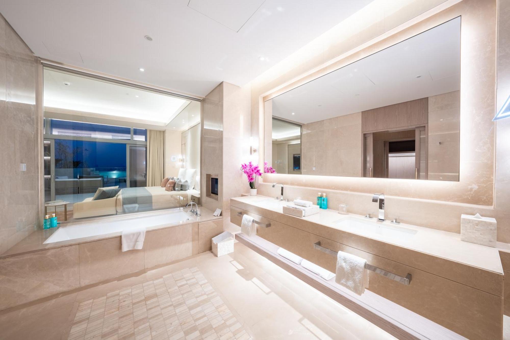 Five Luxe Hotel