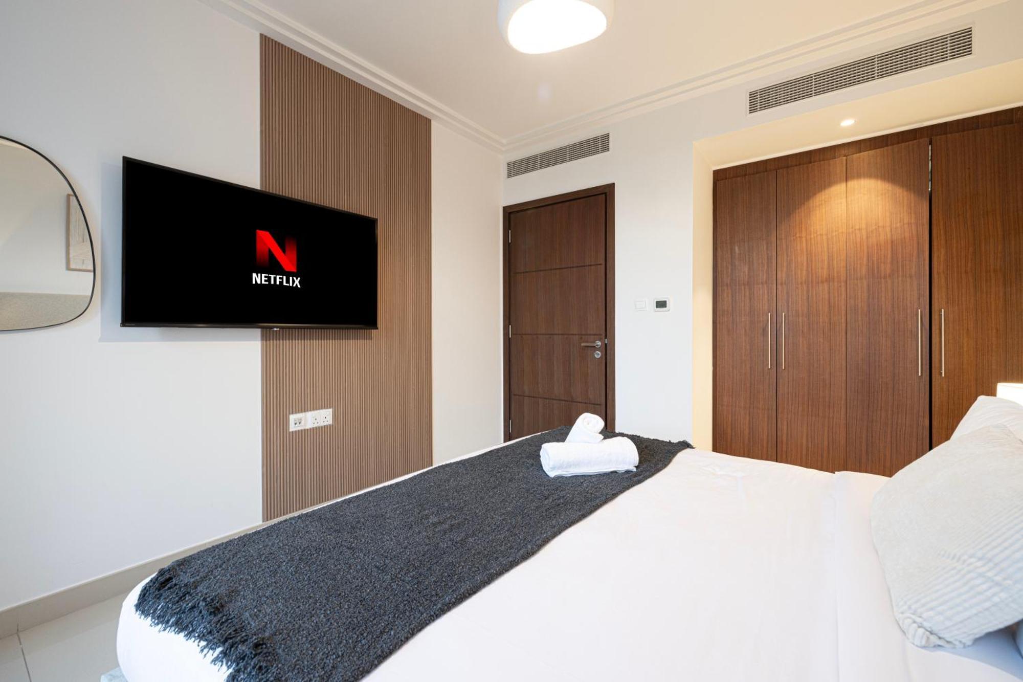 Apartment Luxe 1br With Full Burj Views And Mall Access