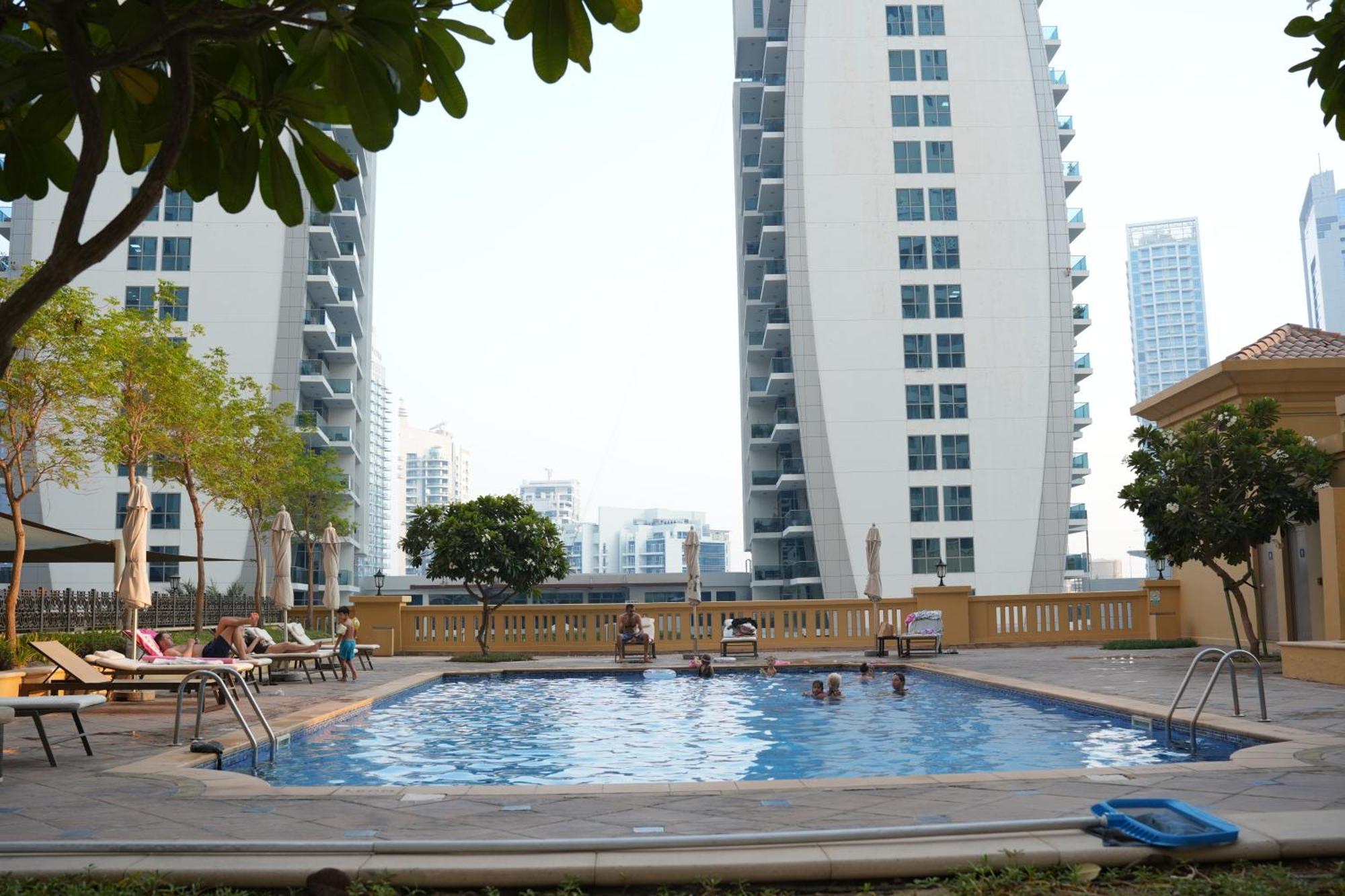 Yellow Parrot Jbr Hotel a capsule *