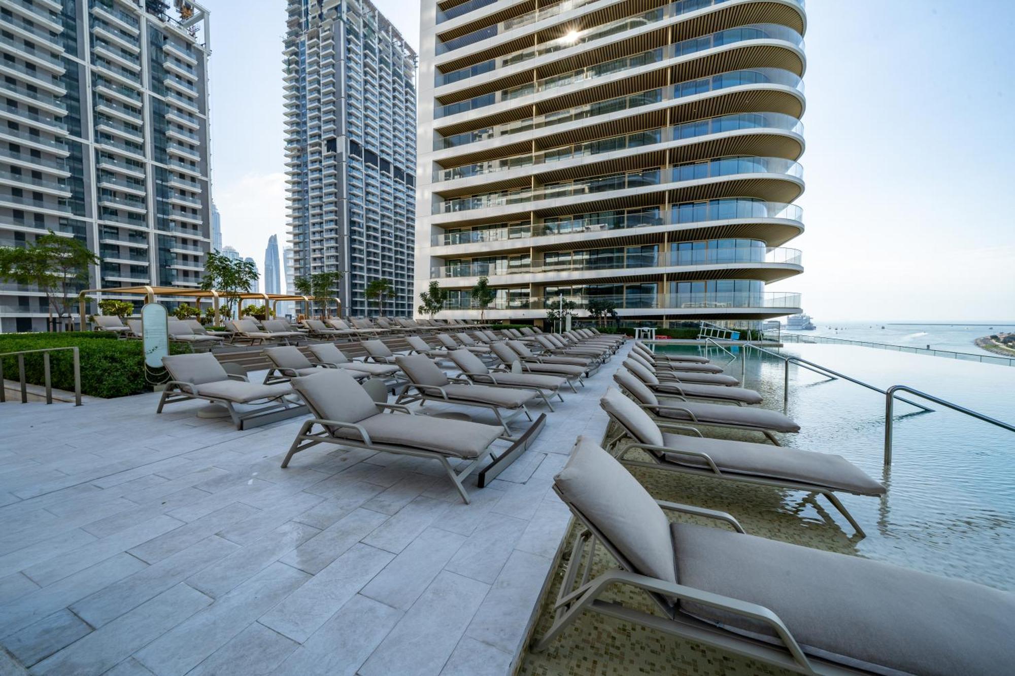 Homes & Beyond I Modern 2 Bedroom Seafront Appartement