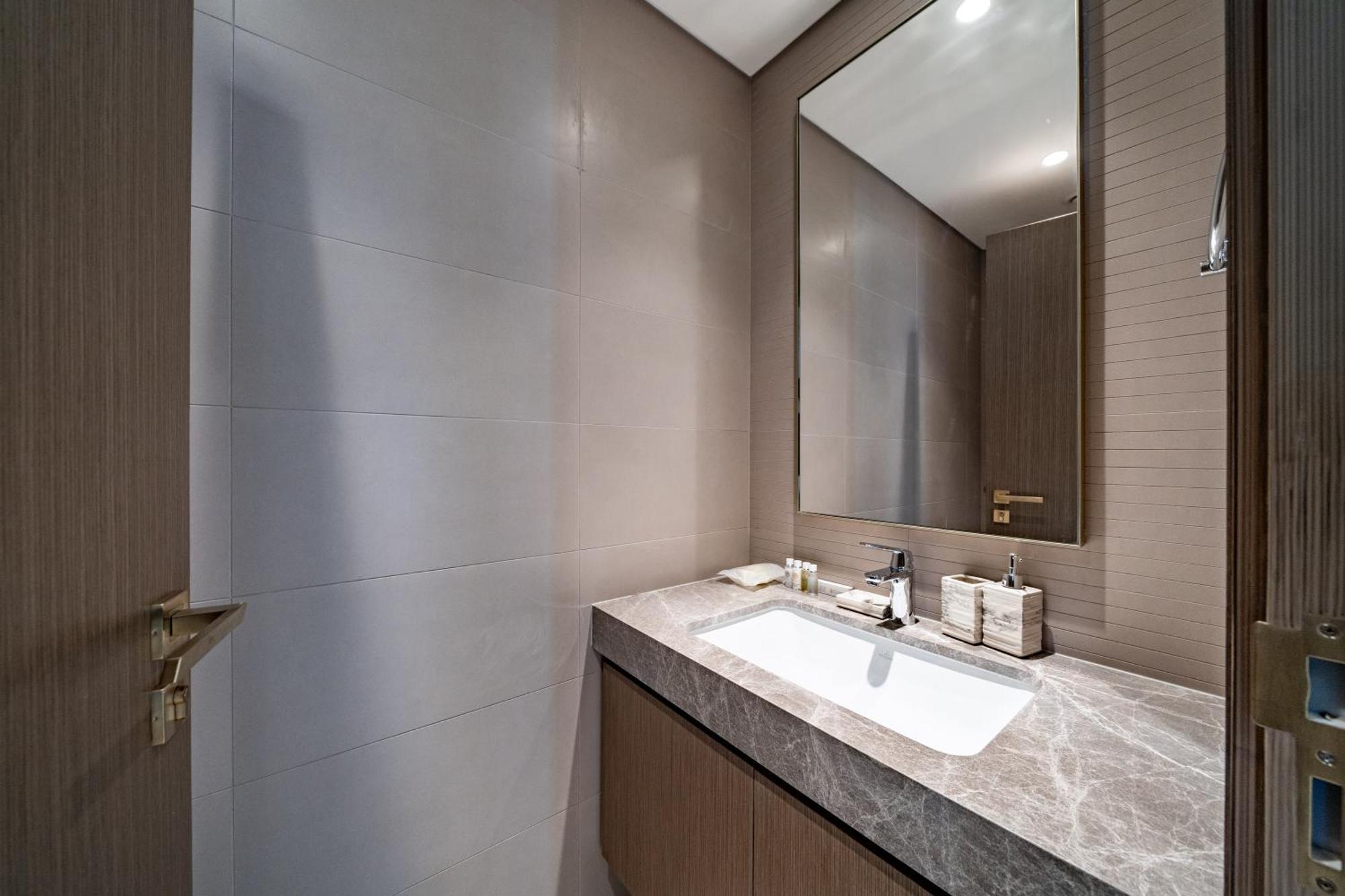 Homes & Beyond I Modern 2 Bedroom Seafront * Dubaï