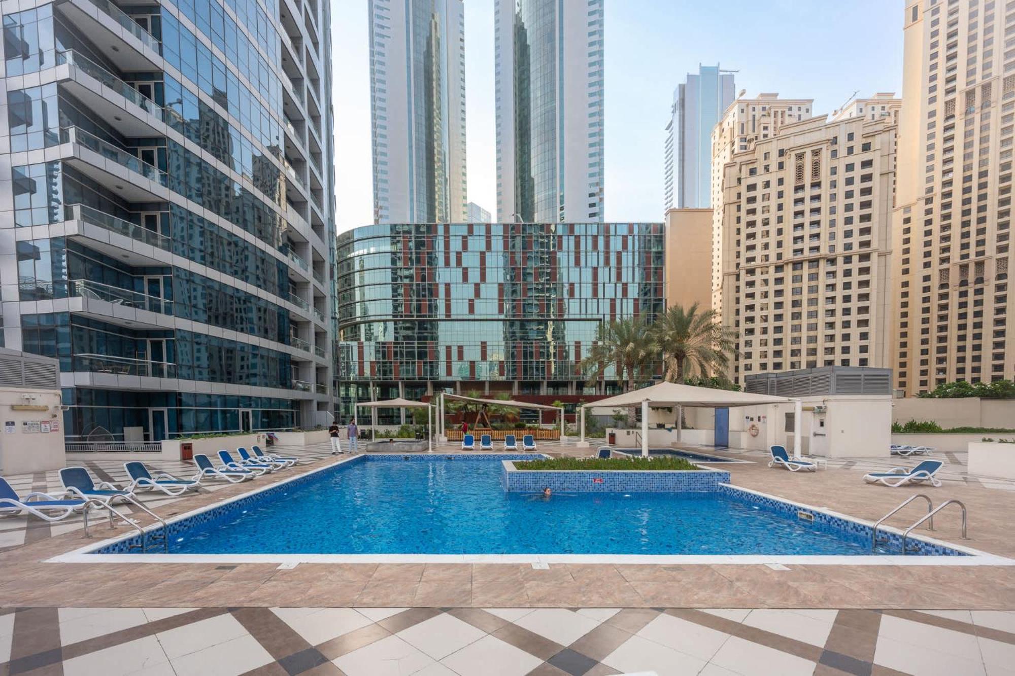 1 Bedroom That Sleeps 4 With Great Views *