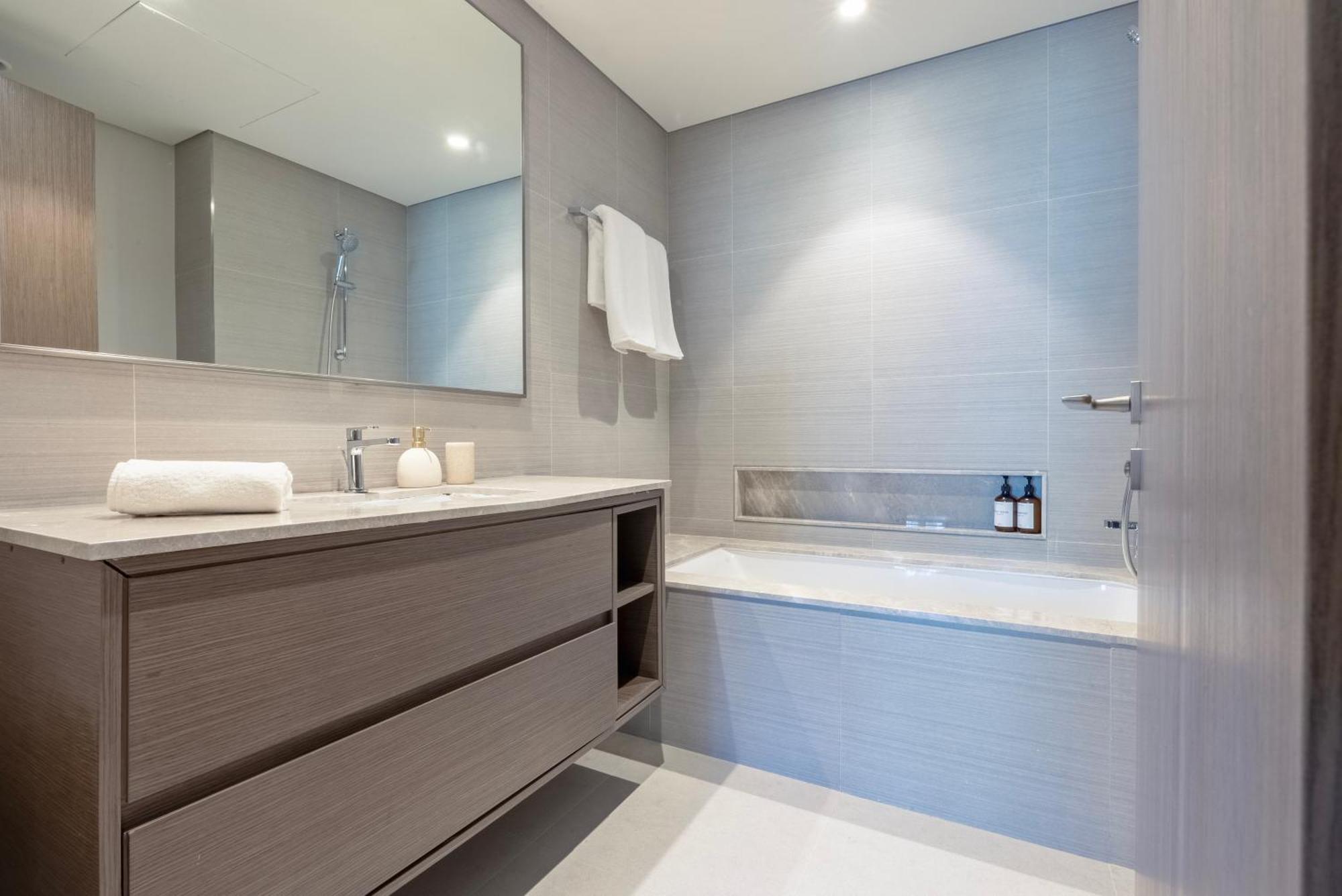 Downtown Luxury - Stunning Burj Khalifa & Fountain Views - 5 Minutes Walk To Mall