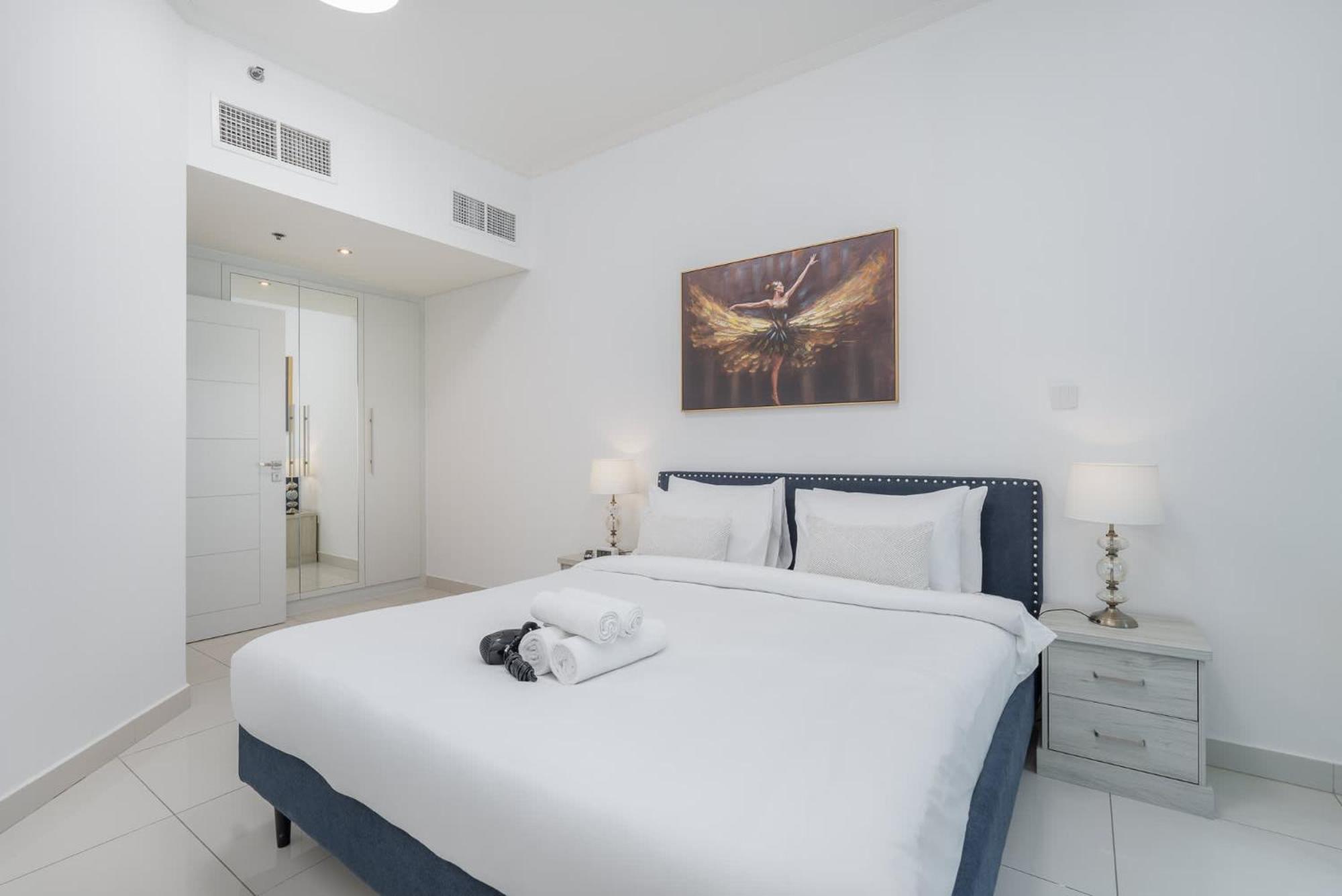 Marina Views And A 3 Bedroom In Marina Apartment