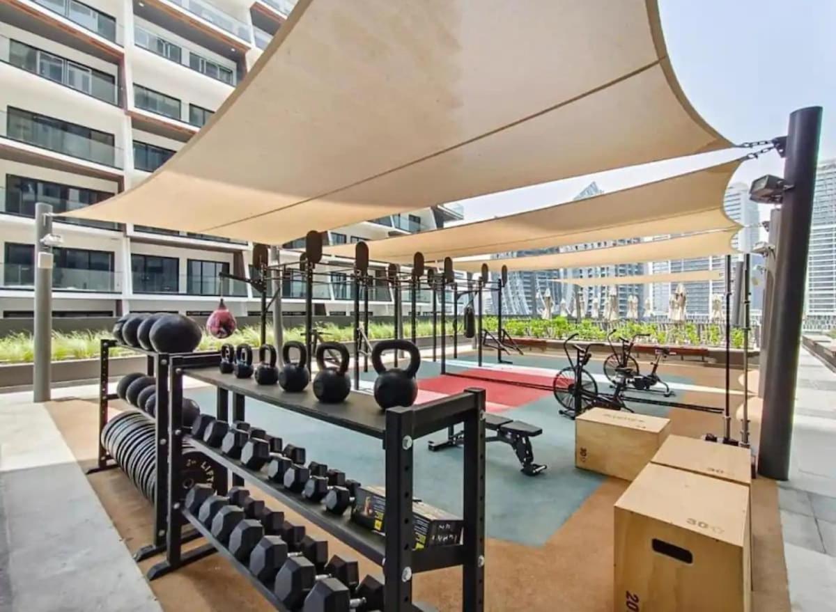 Downtown Stay With Burj Khalifa Views, Swimming Pool,Steam,Sauna,Gym In The Heart Of Business Bay Apartment