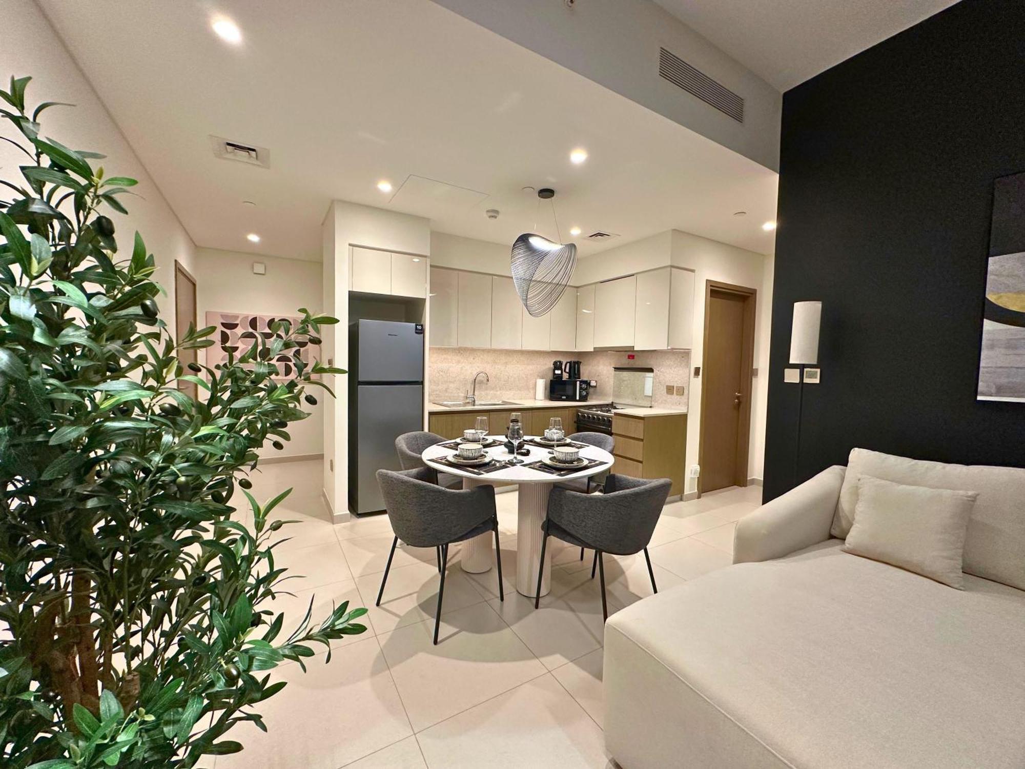 Smartstay At Burj Royale - Unique Downtown Views - Brand New Luxury