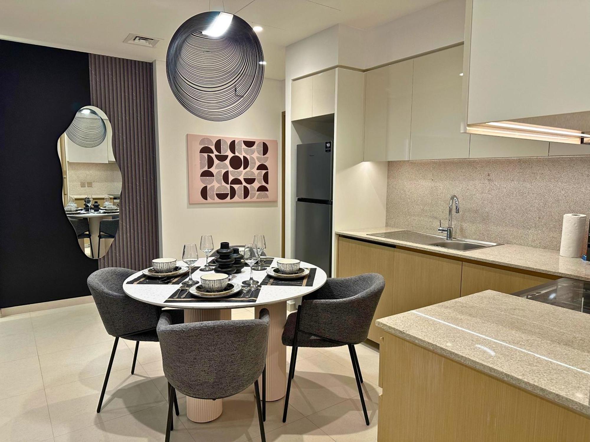 Smartstay At Burj Royale - Unique Downtown Views - Brand New Luxury