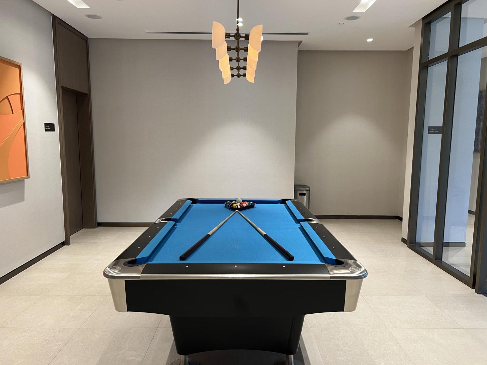 Downtown Luxury - Elegant 1-bedroom - 5 Minutes Walk To Mall Apartament