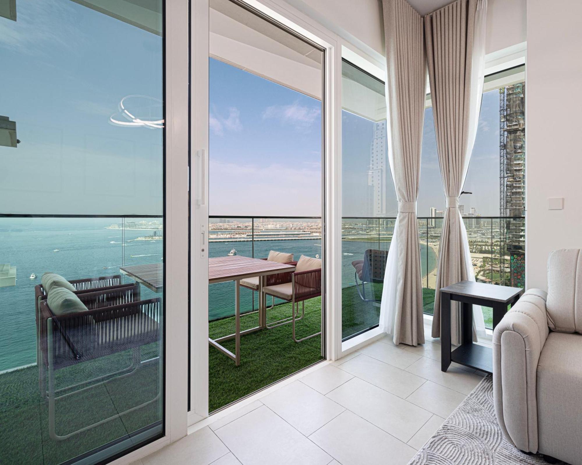 Excellent 2 Bedrooms With Sea View! Private Beach, La Vie In Jbr! Appartamento