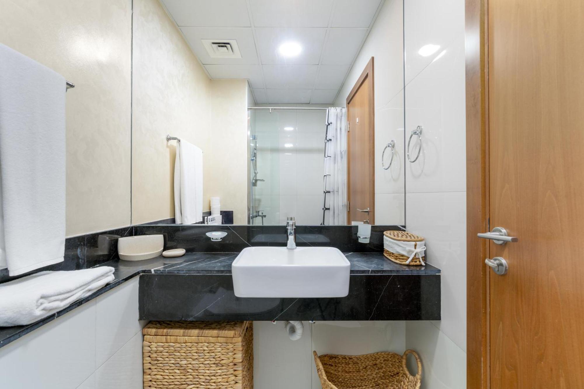 Bespoke Homes - With Canal Views In Millenium Binghatti Residences Appartement Dubaï