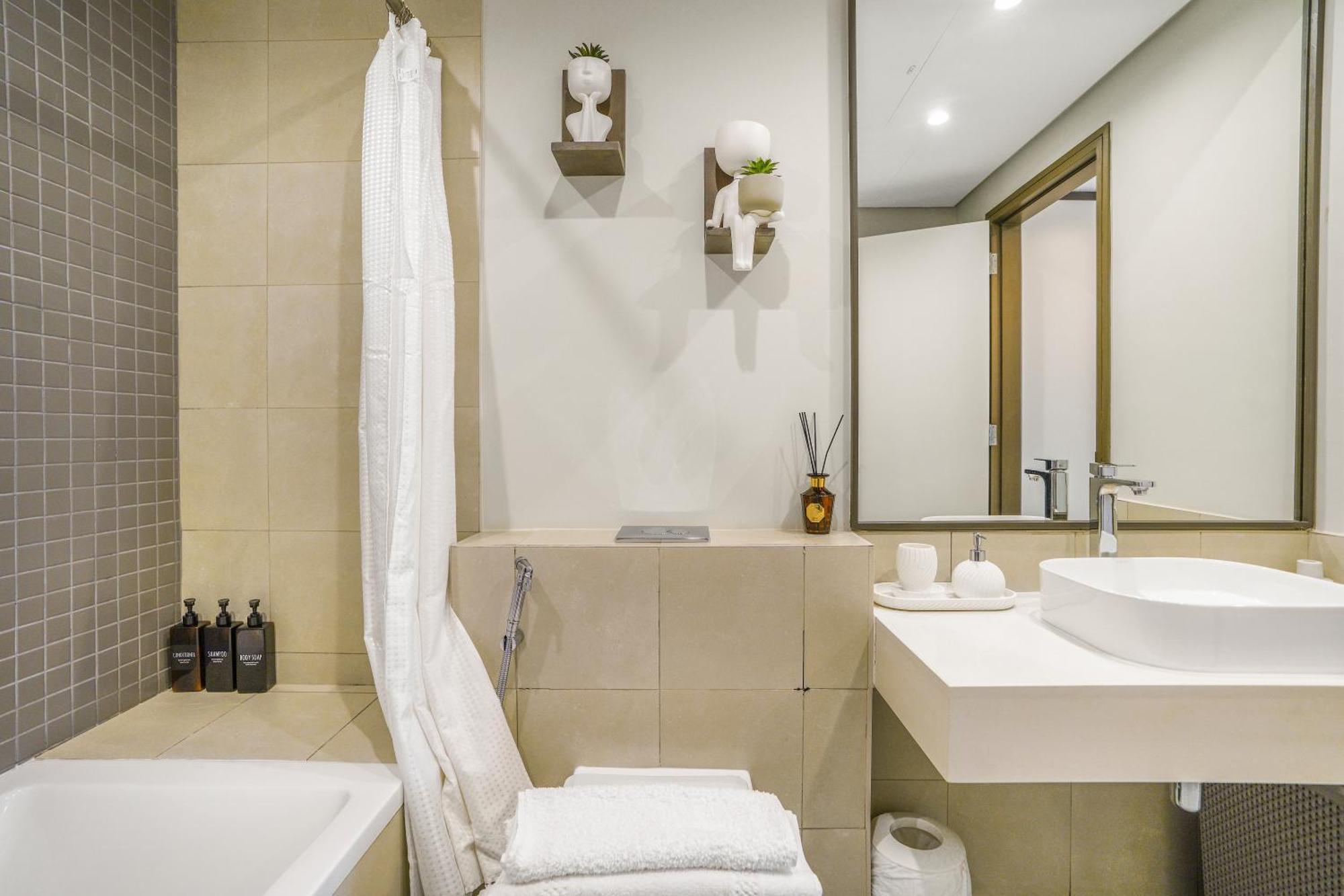 Sea View Located On The 39th Floor With Rooftop Pool Close To World Trade Centre *