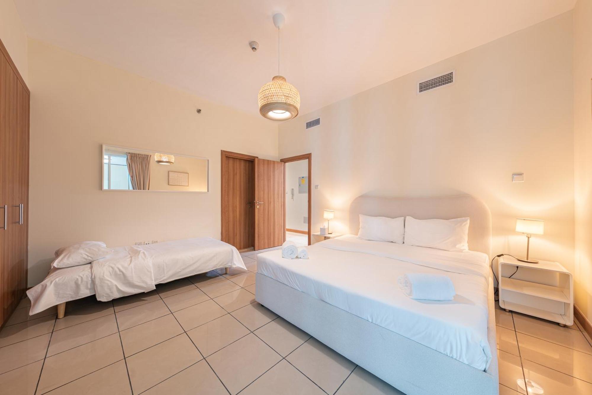 Spacious Upgraded & Elegant - 1br *