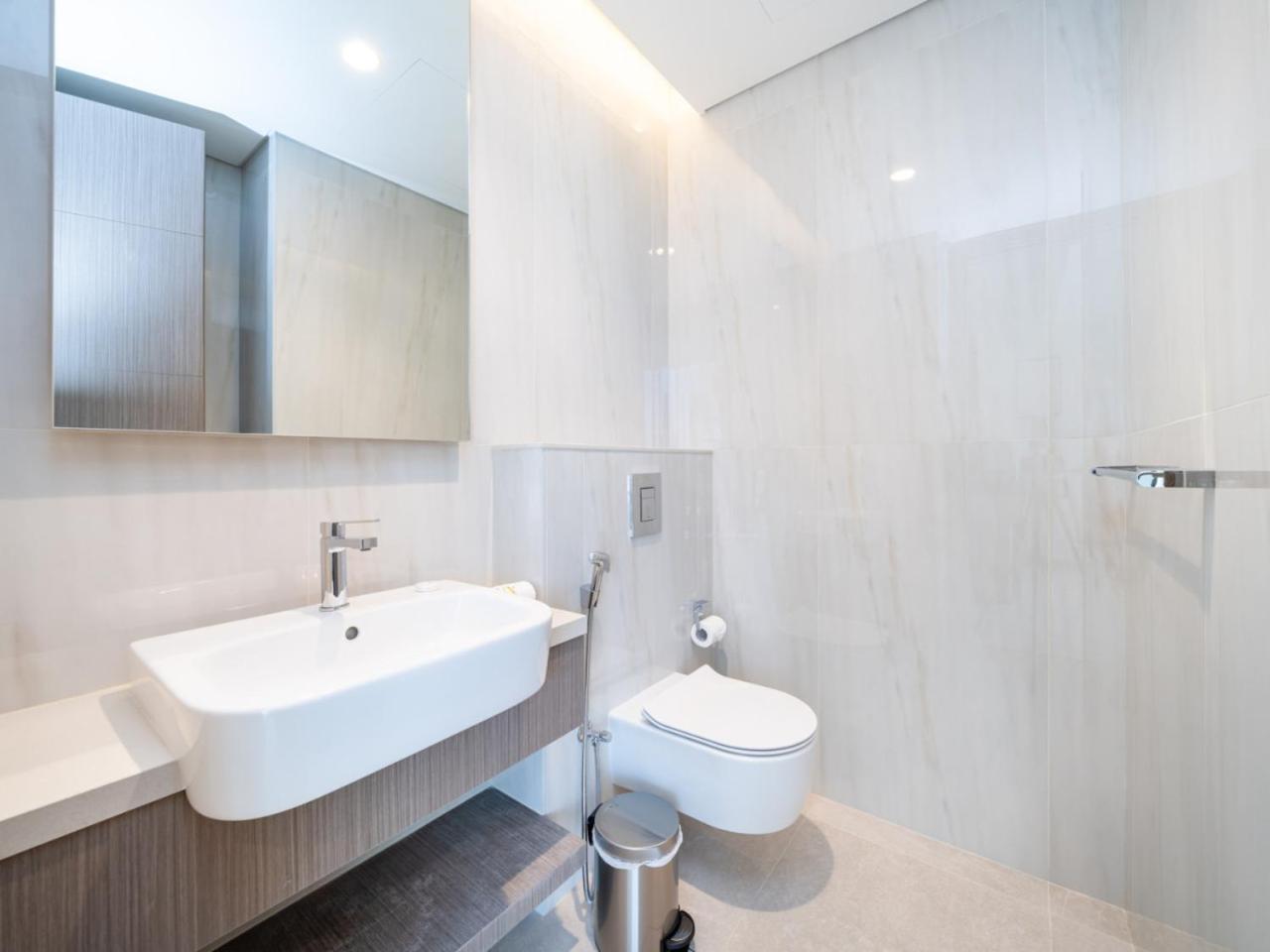 Brand New Business Bay 1 Bed With Burj Khalifa And Canal Views Dubaï