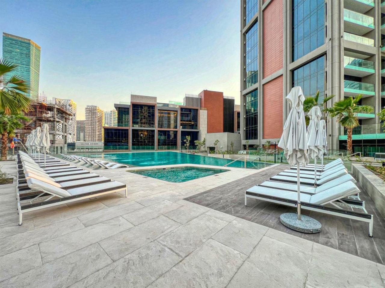 Brand New Business Bay 1 Bed With Burj Khalifa And Canal Views Appartement