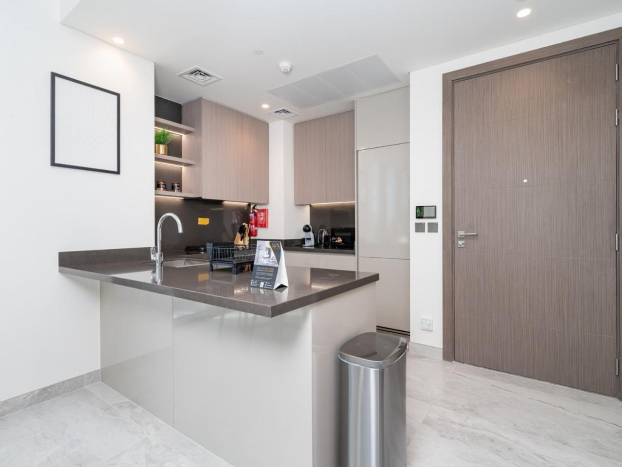 Brand New Business Bay 1 Bed With Burj Khalifa And Canal Views Appartement Dubaï
