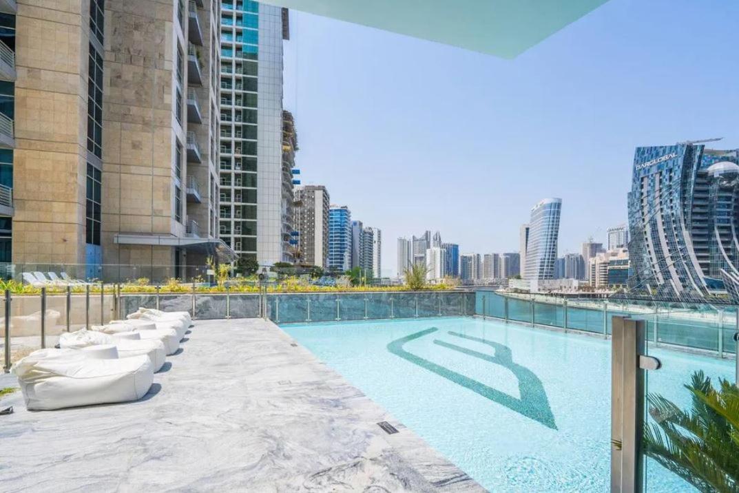 Luxurious One Bed Near Mall With Burj And Canal View Dubaï
