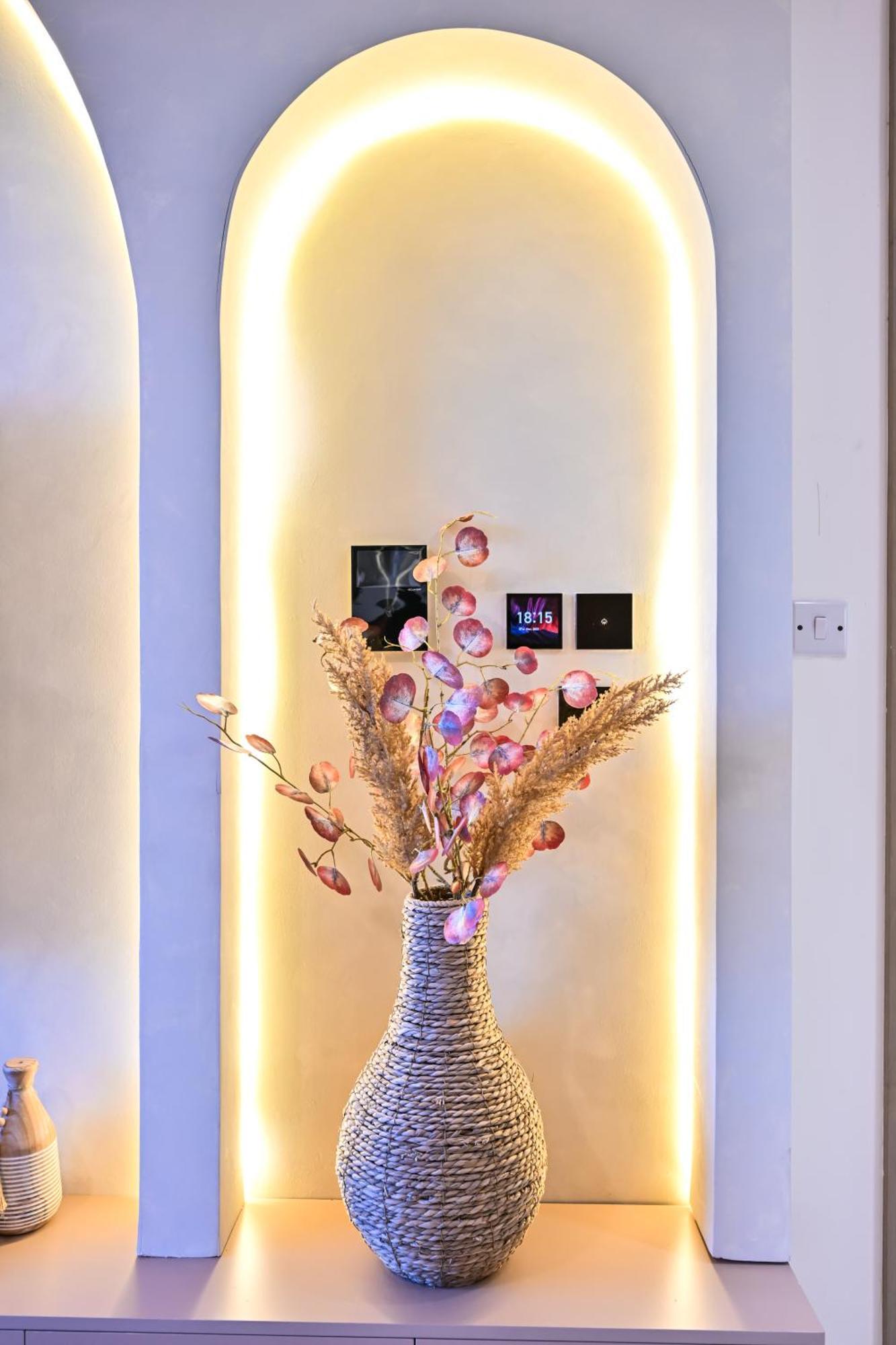 Luxurious One Bed Near Mall With Burj And Canal View Dubaï