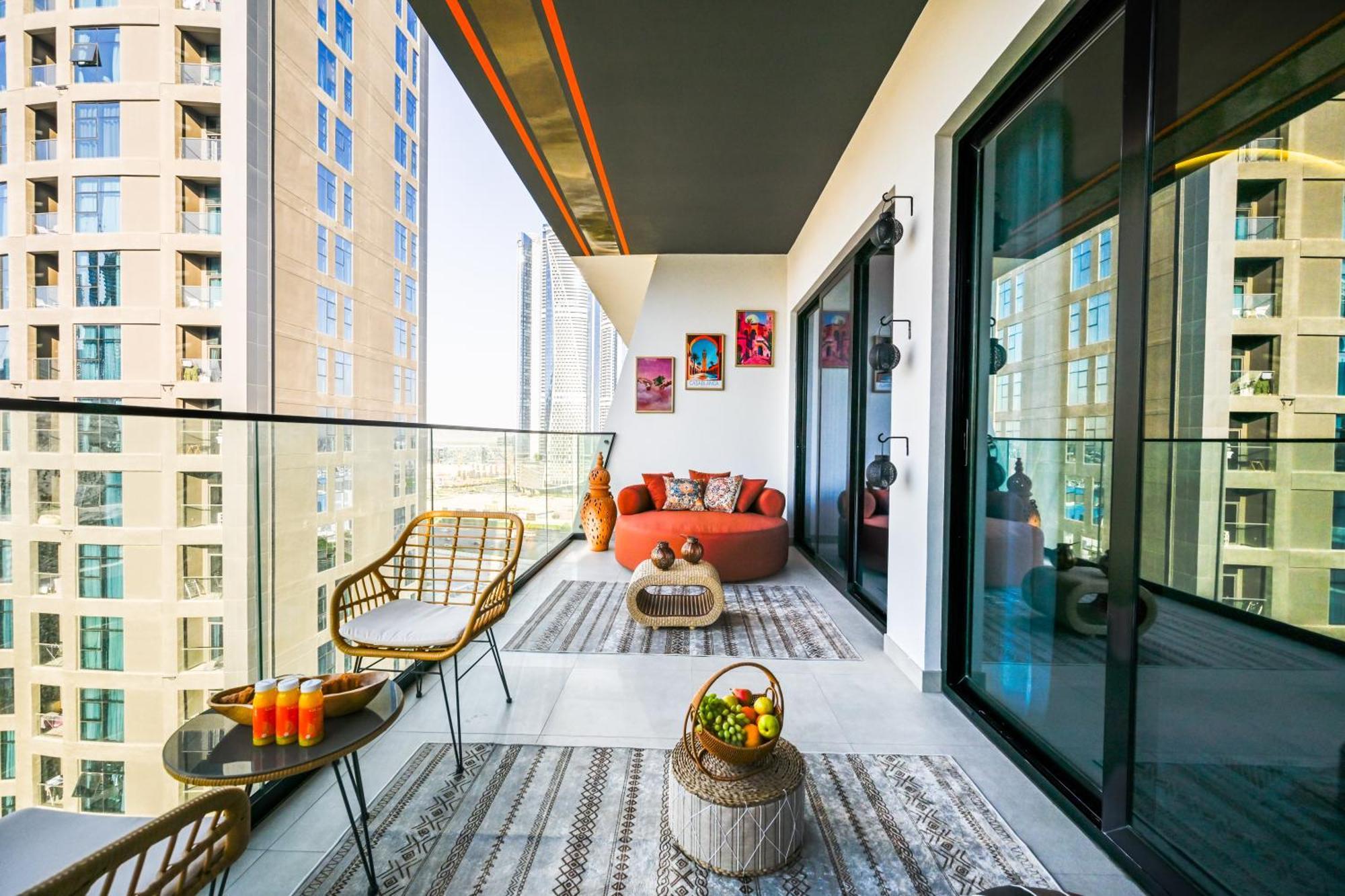 Luxurious One Bed Near Mall With Burj And Canal View Dubaï