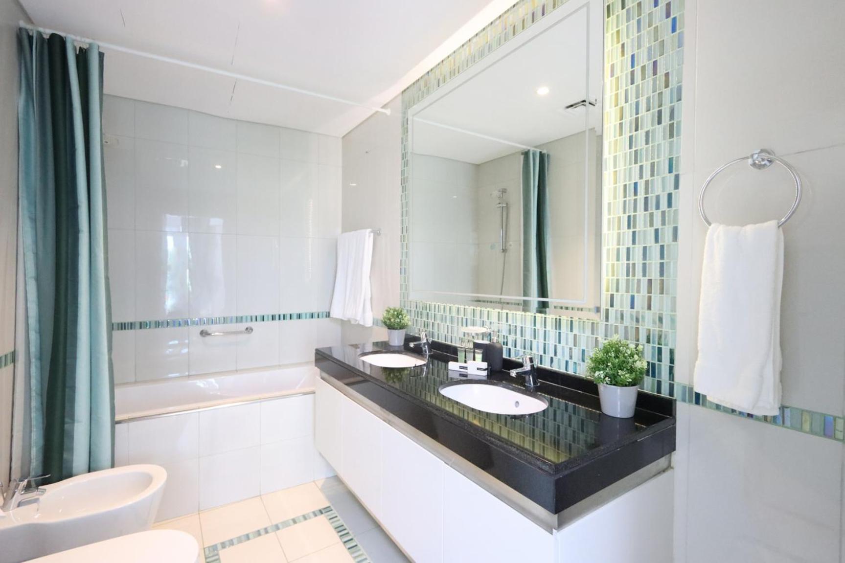 Spectacular 1br In Damac Heights By Livbnb Dubaï