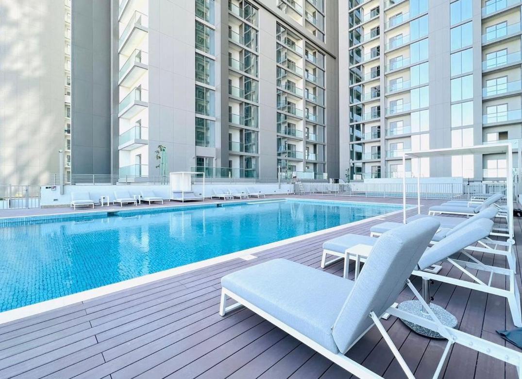 Private Of A Residential Tower For 1 Lady Pool & Downtown View & Parking Minimum Staying Of 3 Nights