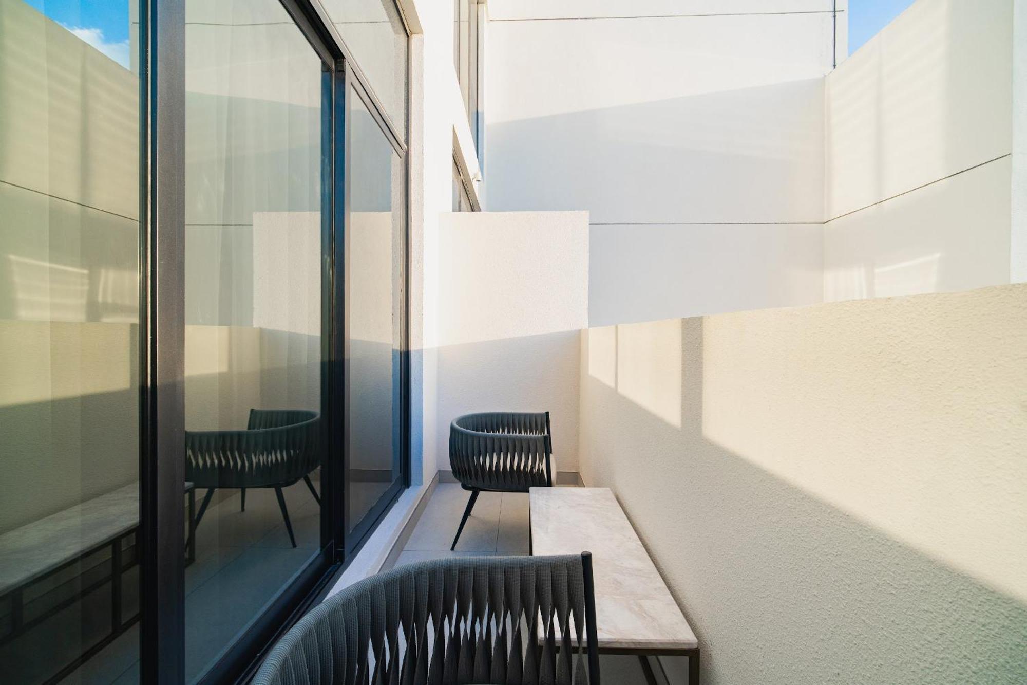 Sunny Studio, Pool, Views, Near Metro