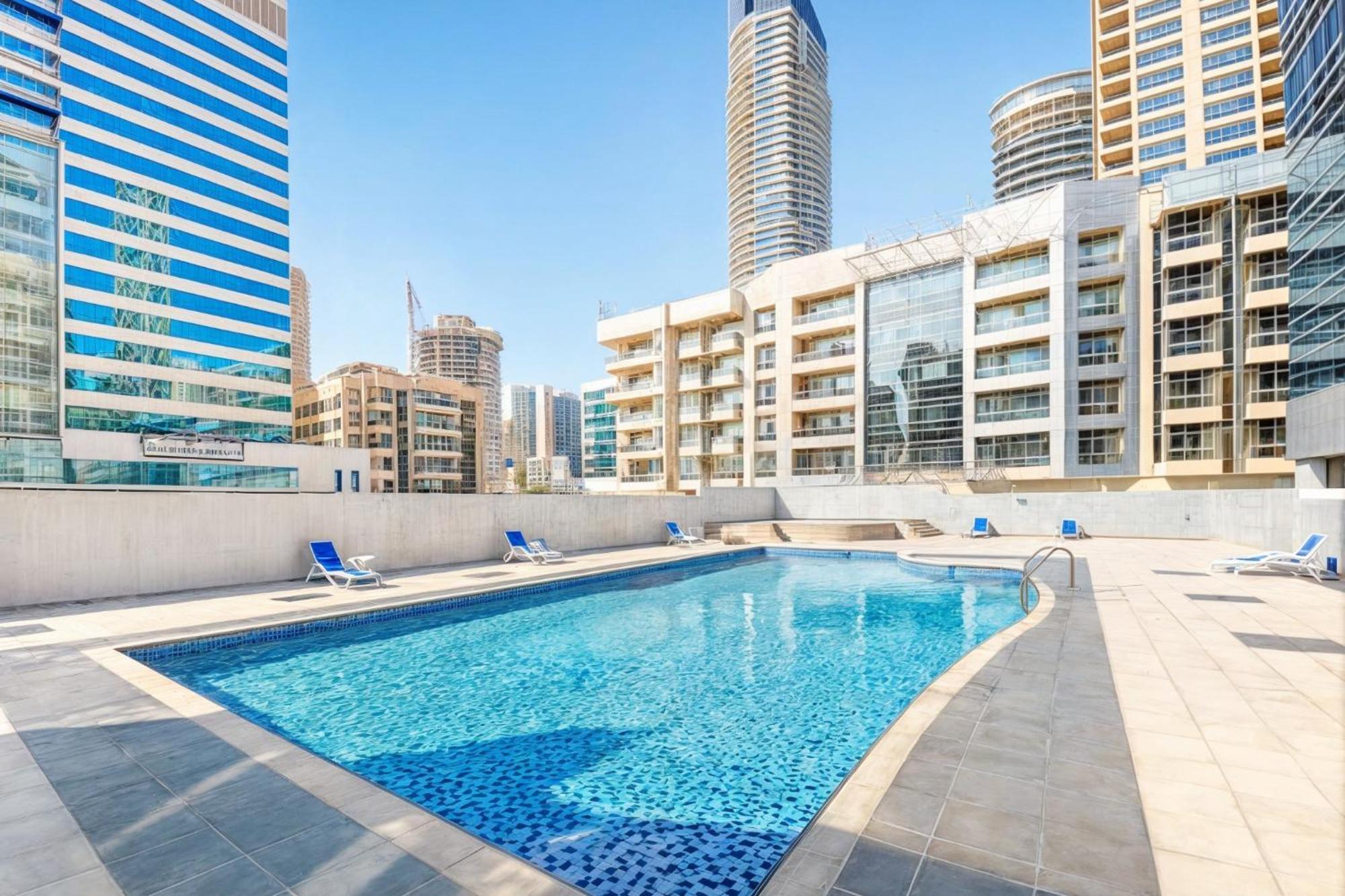 Apartamento 1br In Marina With Private Terrace & Pool Dubái