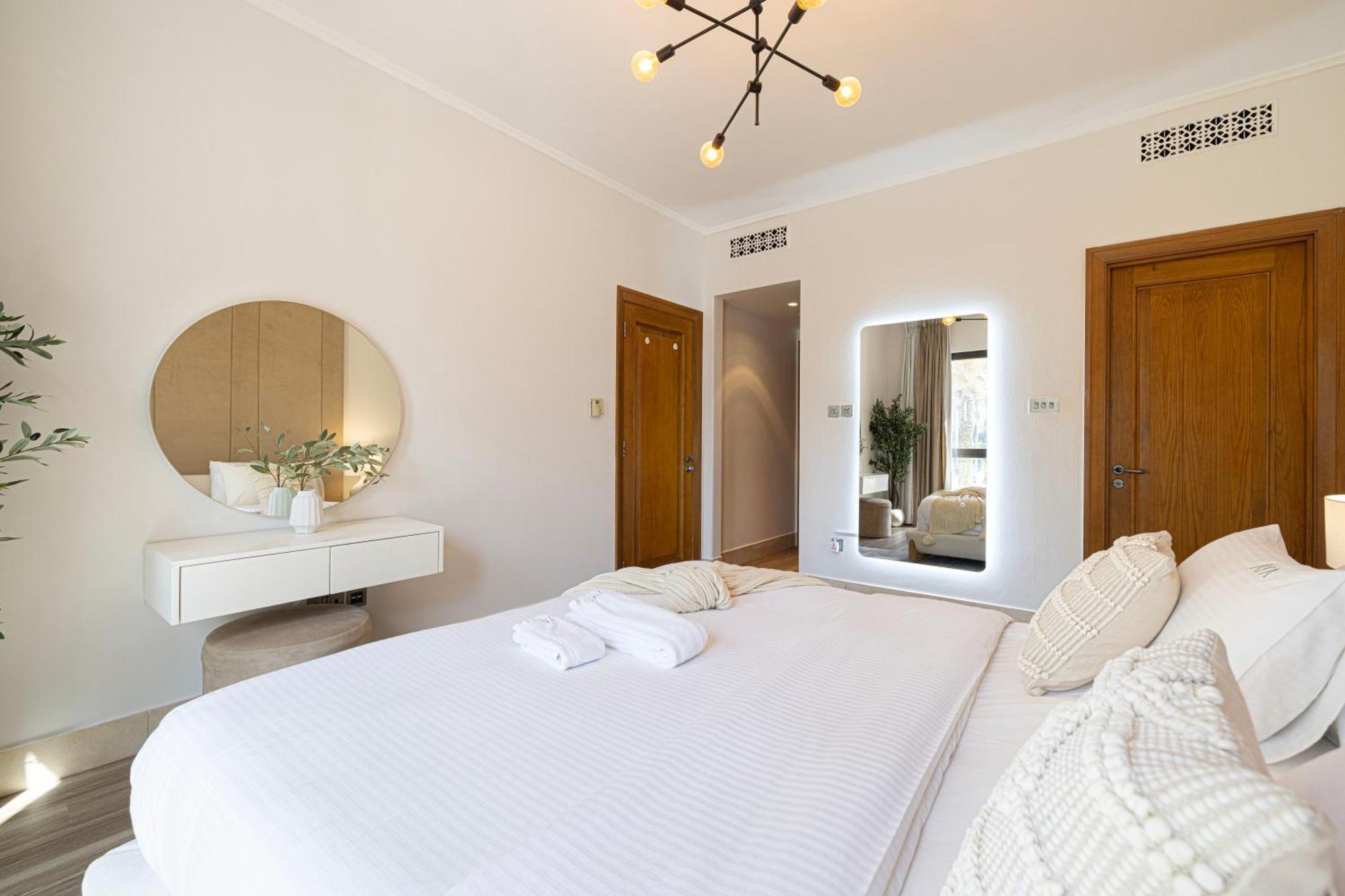 Luxury 2br In Downtown Burj Khalifa View Walk To Mall By Aya Boutique Dubai