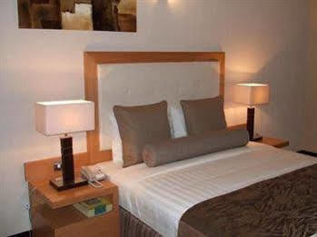 London Crown Hotel