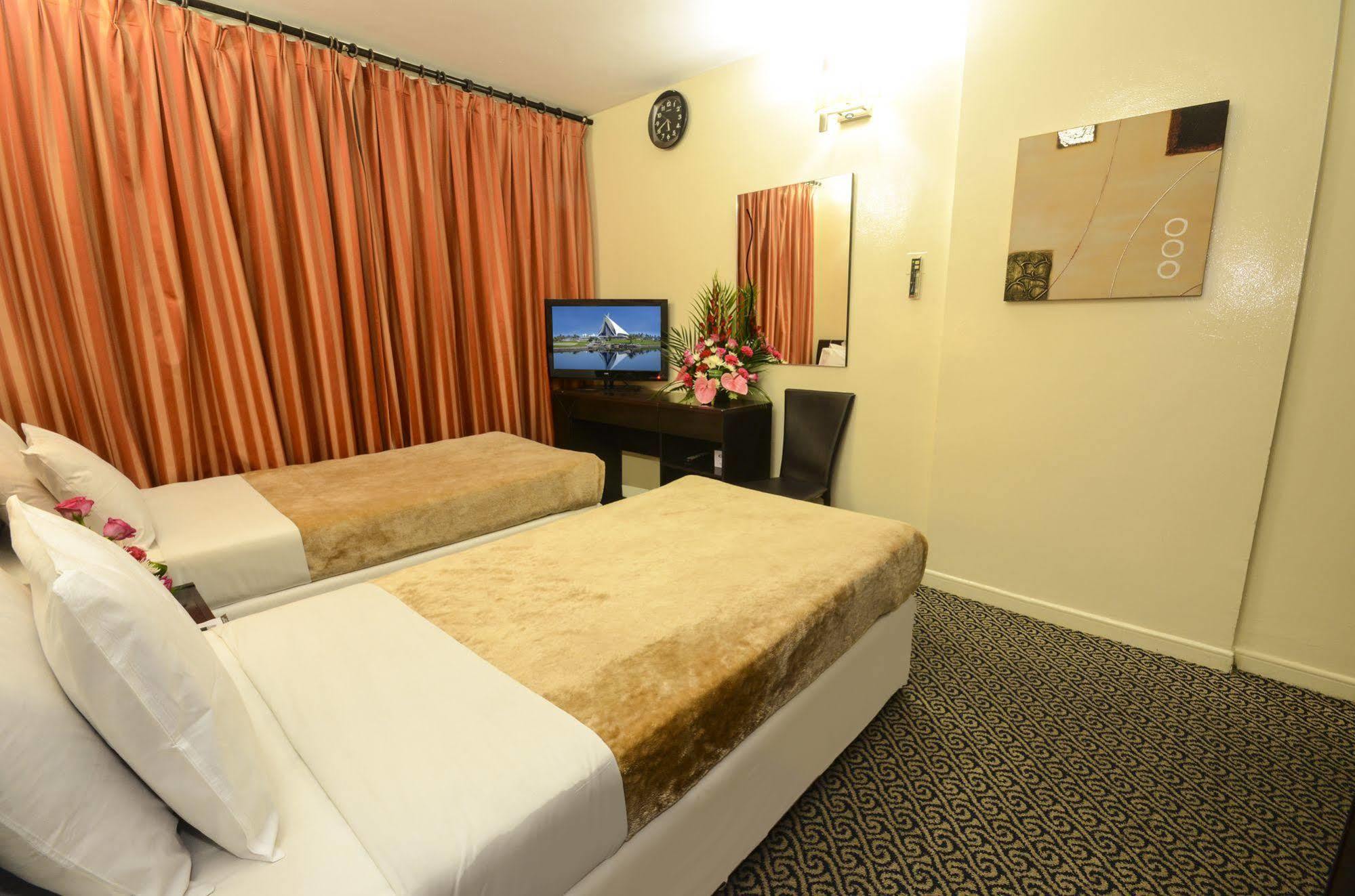 Royal Hotel *