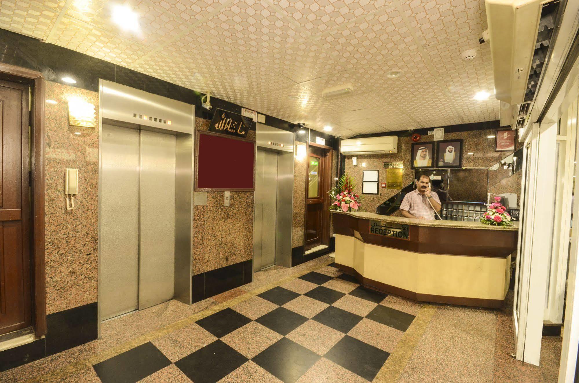 Royal Hotel *