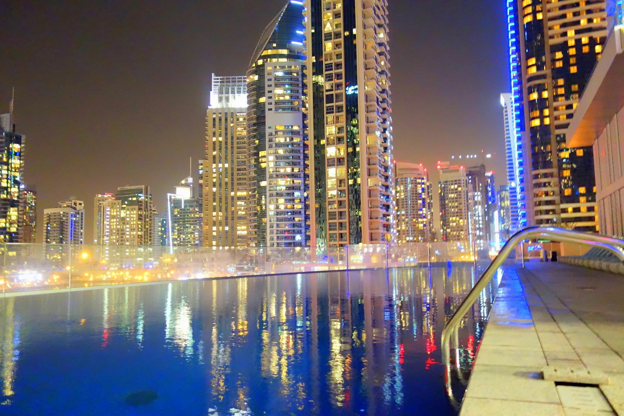 Cayan Tower By Deluxe Homes * Dubái